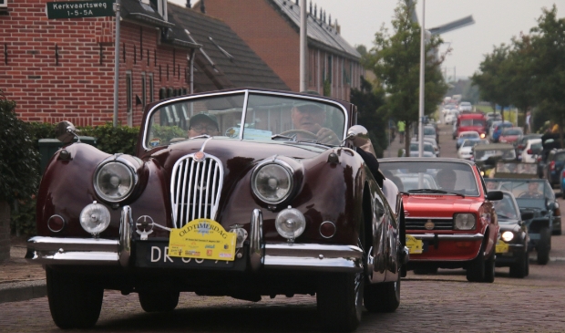 <p>De stoet auto's komt aan in Aarlanderveen.</p>