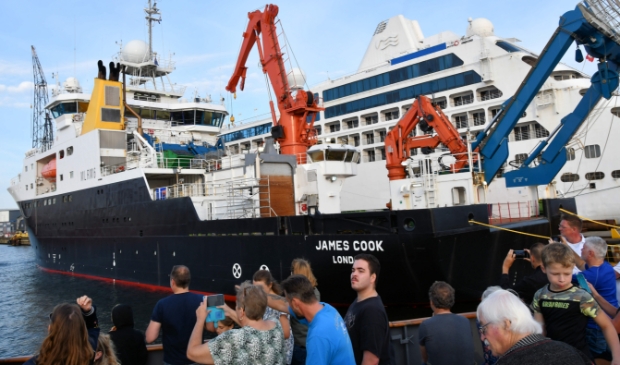 <p>Je vaart heel dichtbij imposante cargoschepen. </p>