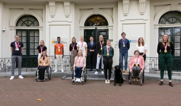 <p>Lindsay Frelink (rechtsvoor in rolstoel) werd met de andere Noord-Hollandse medaillewinnaars gehuldigd door de provincie.</p>