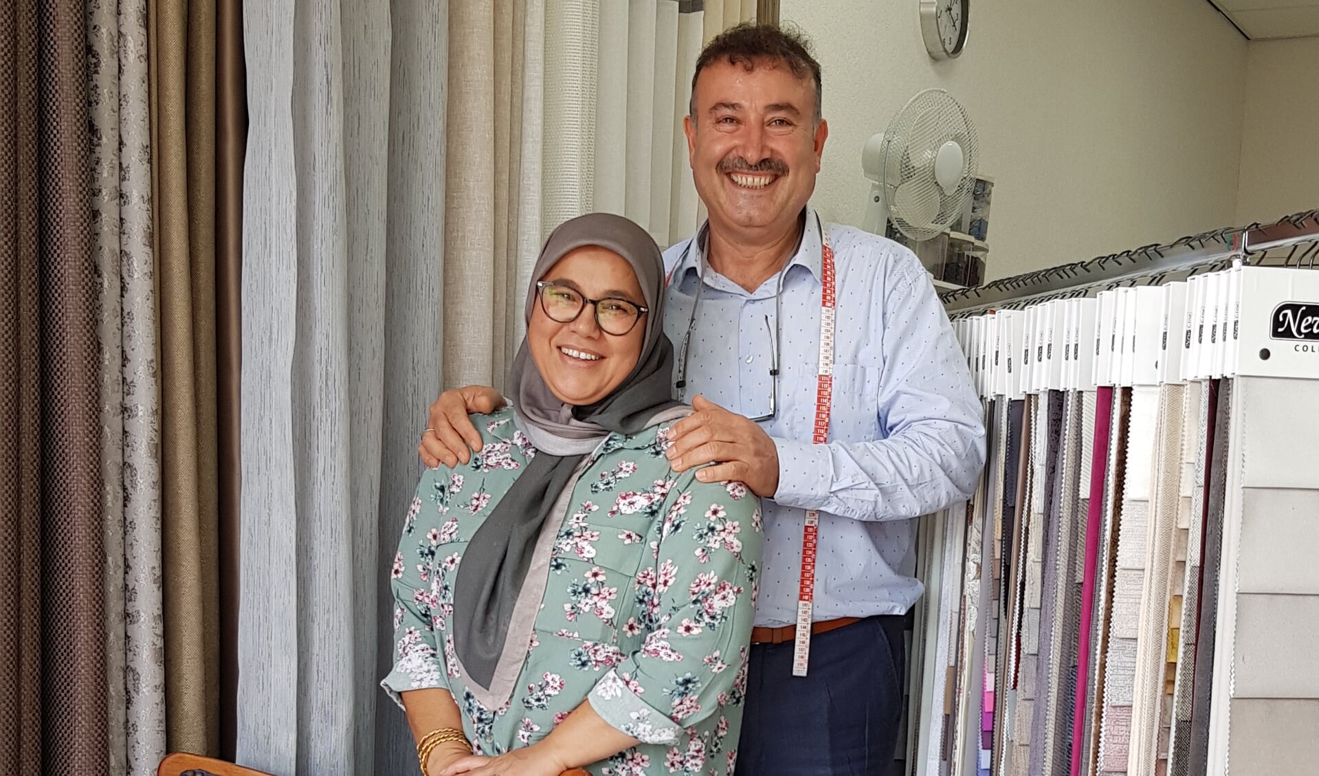 Meryem en Mustafa voor de nieuwe en uitgebreide gordijncollectie in hun winkel aan het Broekerplein.