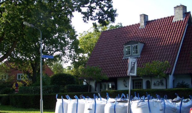 <p pstyle="PLAT">Het huis met de zandzakken in Bergen</p>