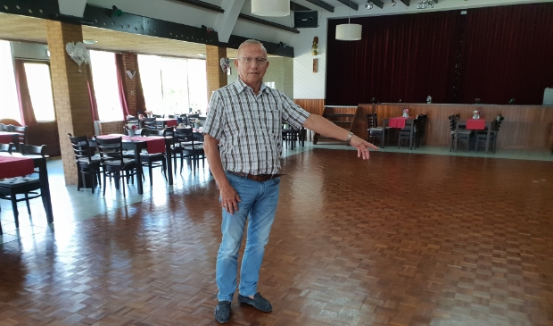 <p>Hier gaat het gebeuren. André van Beek toont alvast de dansvloer.</p>