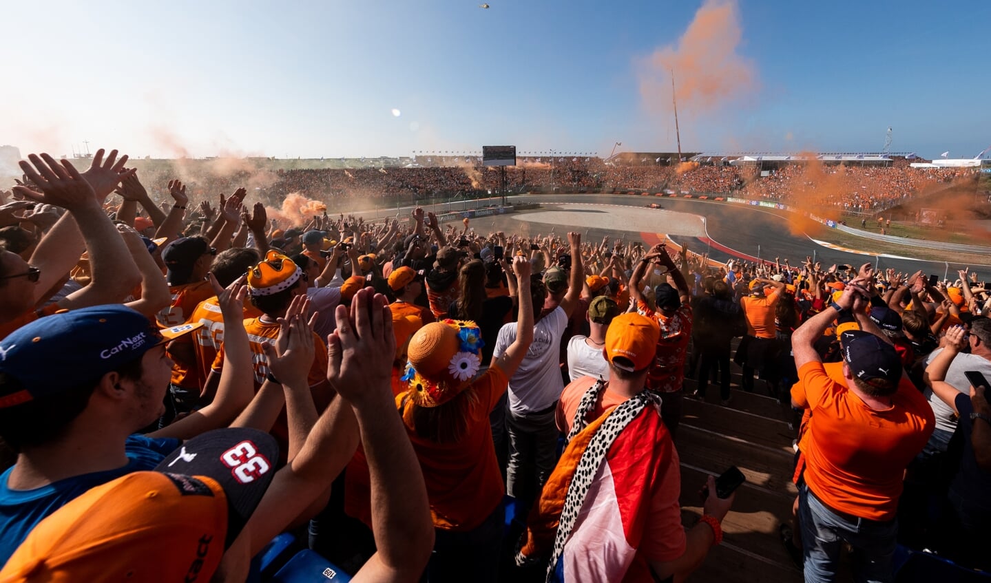 Oranje fakkels tijdens de winst van Max Verstappen op de Dutch GP in Zandvoort 2022