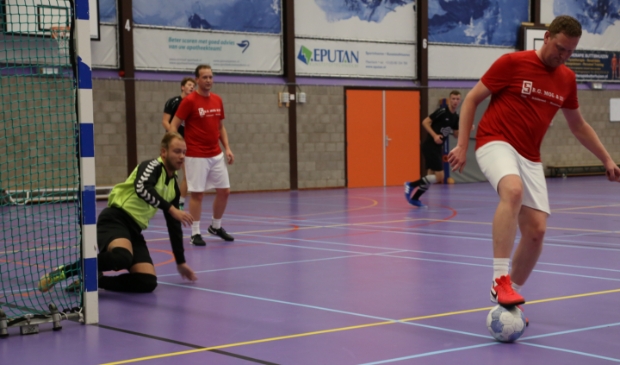 <p>Schildersbedrijf Mol (in de rode shirts) kon net niet stunten tegen Autobedrijf John Visser.</p>