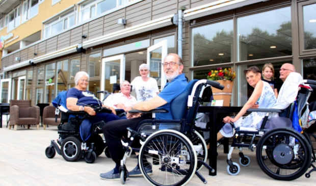 <p>Bewoner Jan van Mourik (midden) is blij verrast door het nieuwe Floravita, net als Wil Marchand (li), Truus en Wim de Knegt en Rinus Verheij (niet in beeld). Rechts Ingrid en familie. </p>