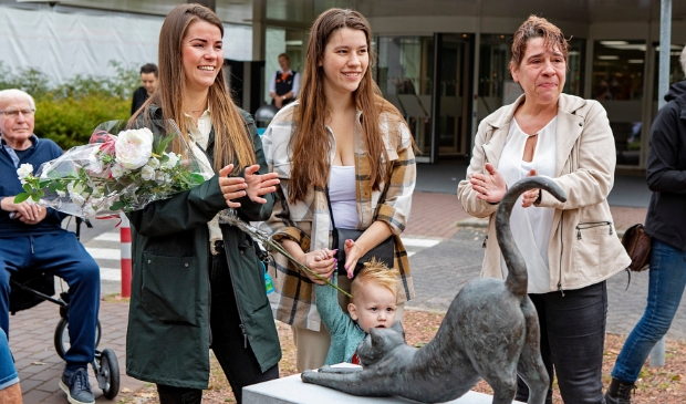 <p>Dominique Bieman (links) bij de onthulling van het beeld Wodka.</p>