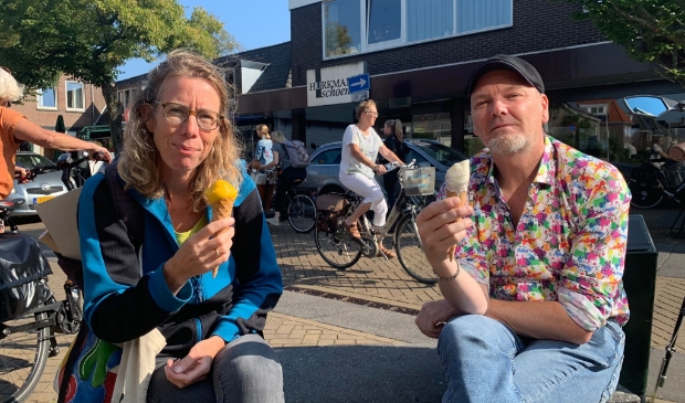 Daatje en Chris bij Hurkmans in de Burg. Mooijstraat