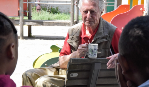 <p>Tom Simonis tijdens een interview met leerlingen van Oorlog in mijn Buurt in 2020.</p>