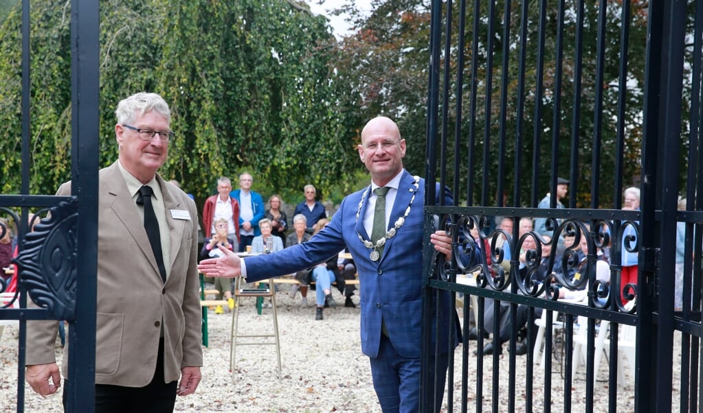 De poort werd door burgemeester Jan Nieuwenburg en Herman Kapteijn van Stichting Vrienden van de Begraafplaats Keern definitief gesloten.