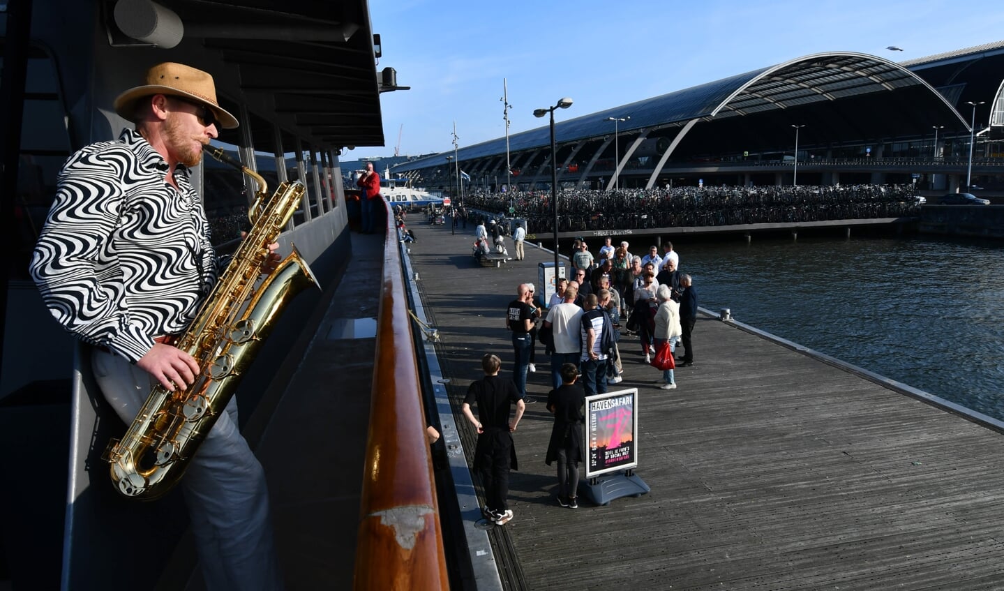Saxofonist Pieter van Houte begroet muzikaal de deelnemers aan de Havensafari.