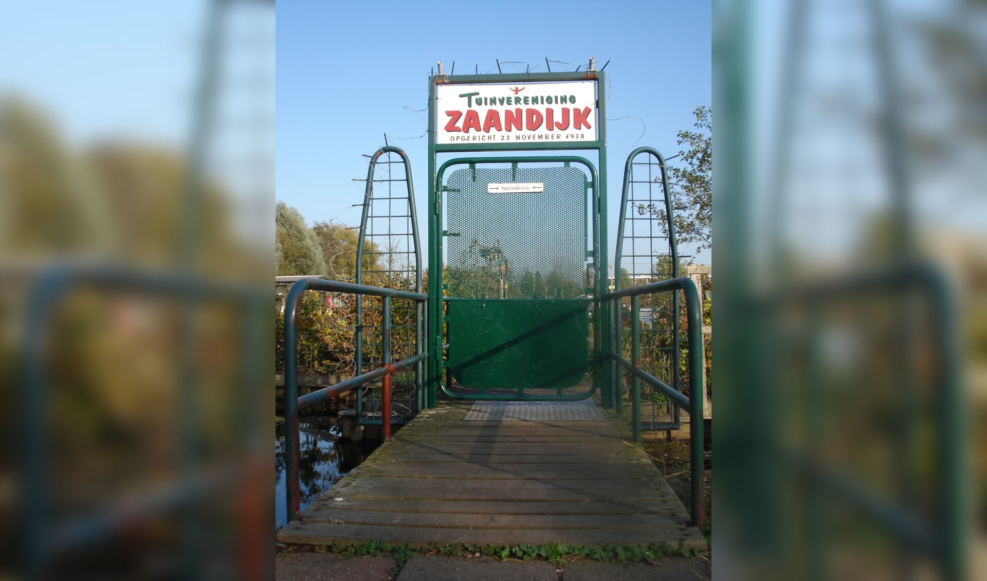De poort naar het complex van Tuinvereniging Zaandijk. 