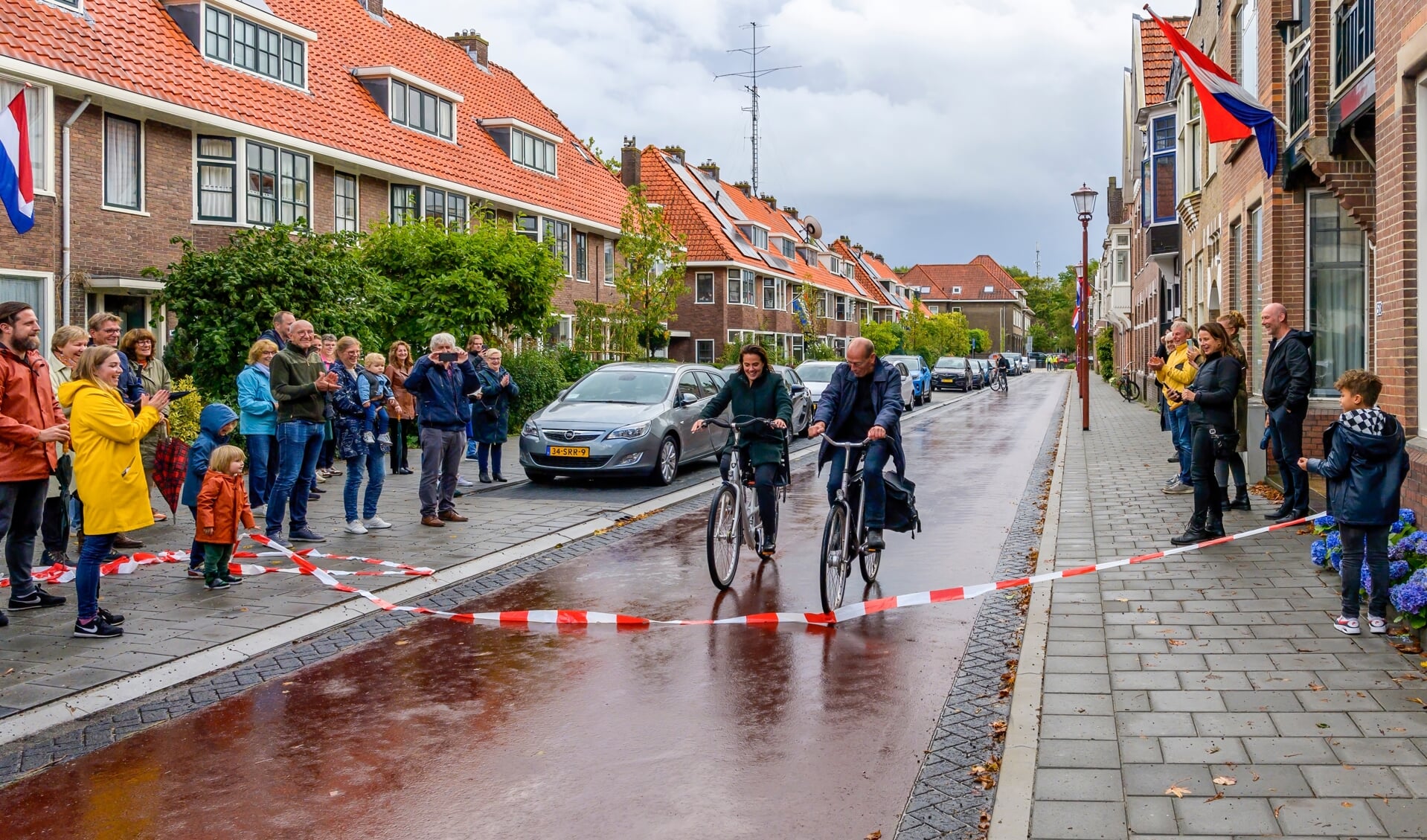 Wethouder Eveline Tijmstra en Klaas Kwadijk verrichtten de officiële opening per fiets. 