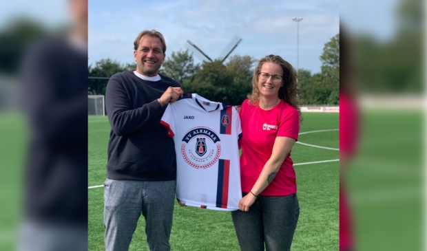 <p>Patrick Tenthof (VV Alkmaar) en Madeleine Stoop (Sport-Z) met het nieuwe voetbalshirt voor het selectie G-team.</p>
