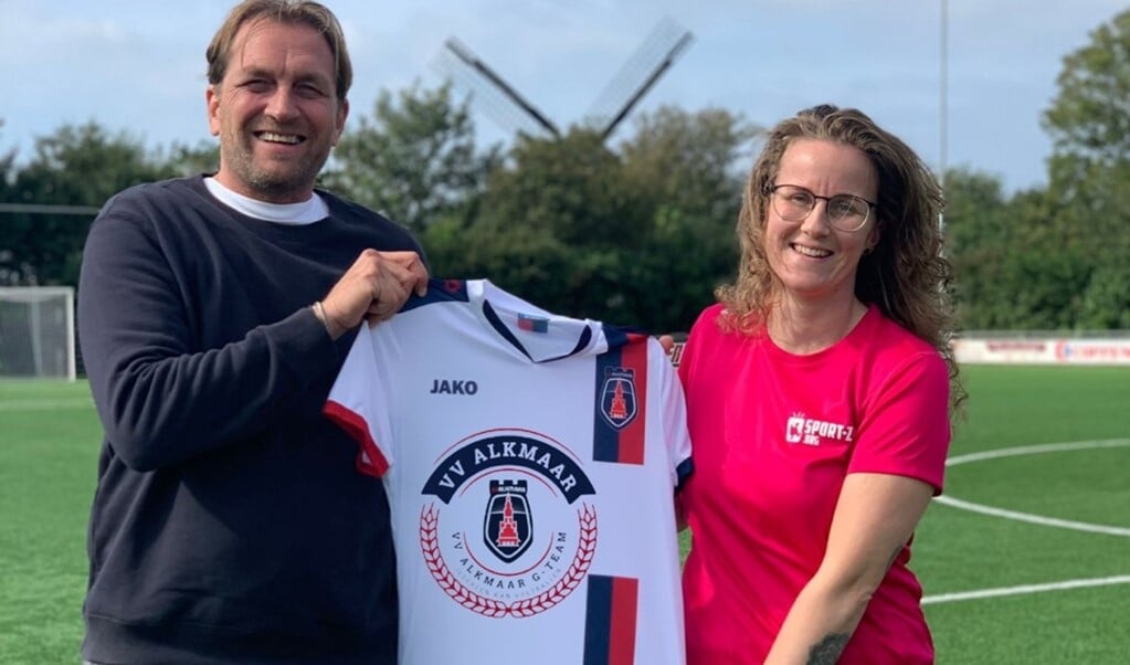 Patrick Tenthof (VV Alkmaar) en Madeleine Stoop (Sport-Z) met het nieuwe voetbalshirt voor het selectie G-team.