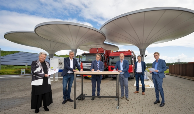 <p>De ondertekening van de samenwerkingsovereenkomst. </p>