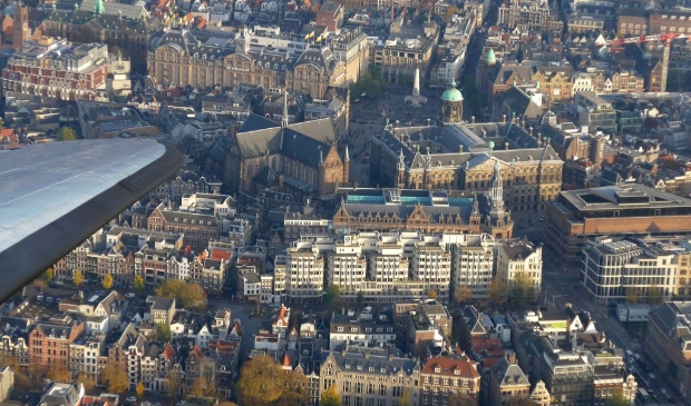 <p>Een Dakotavlucht over het centrum van Amsterdam.</p>