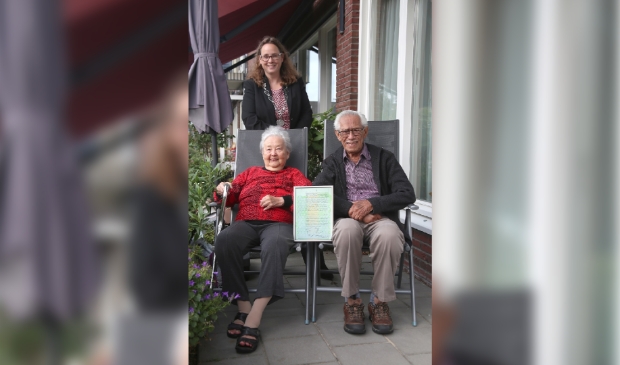 <p>Het echtpaar Willems-Martens is 60 jaar getrouwd en kreeg de burgemeester op visite om te feliciteren.</p>