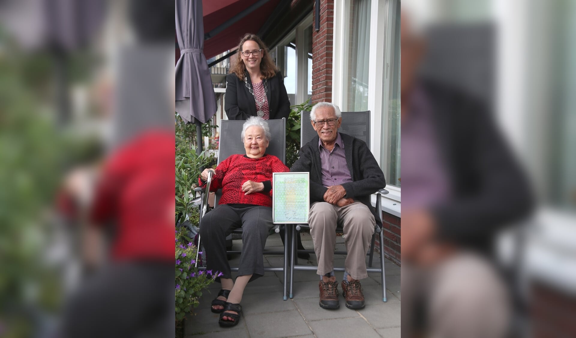 Het echtpaar Willems-Martens is 60 jaar getrouwd en kreeg de burgemeester op visite om te feliciteren.