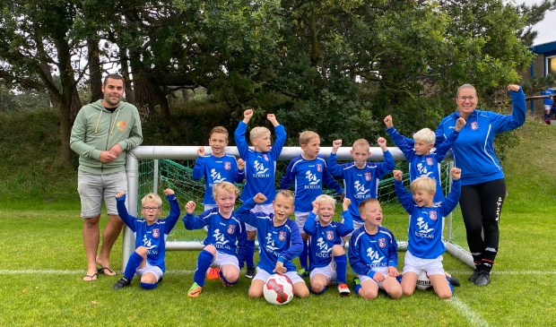 <p>Vlnr boven: Dennis Tjassens Keiser (trainer), Bowen, Boaz, Luuk, Finn T., Ties de G. en Saskia de Vries (trainer). Vlnr beneden: Bas, Bryn, Finn W., Ties de B., Ben en Bruno.</p>