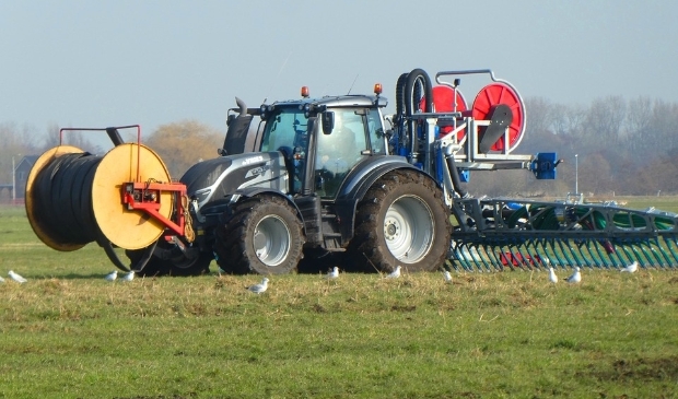 <p><strong>Een loonwerker of loonwerkersbedrijf werkt over het algemeen op contractbasis of tegen een vast uurtarief voor verschillende opdrachtgevers.</strong> </p>