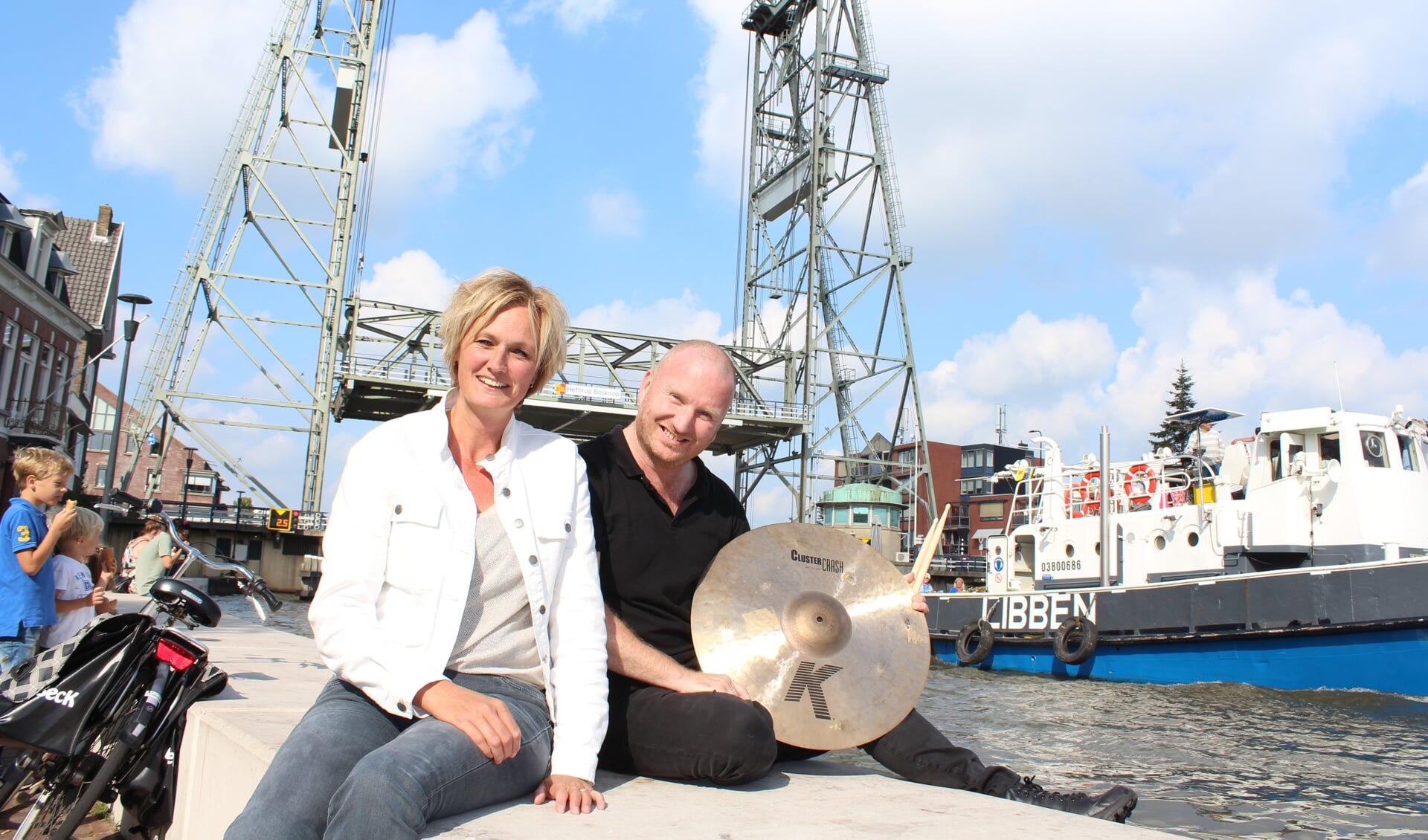 Organisator Cynthia Korver en drummer Olaf Fase kijken uit naar de opening van Boskoop 800, op 4 februari 2022.