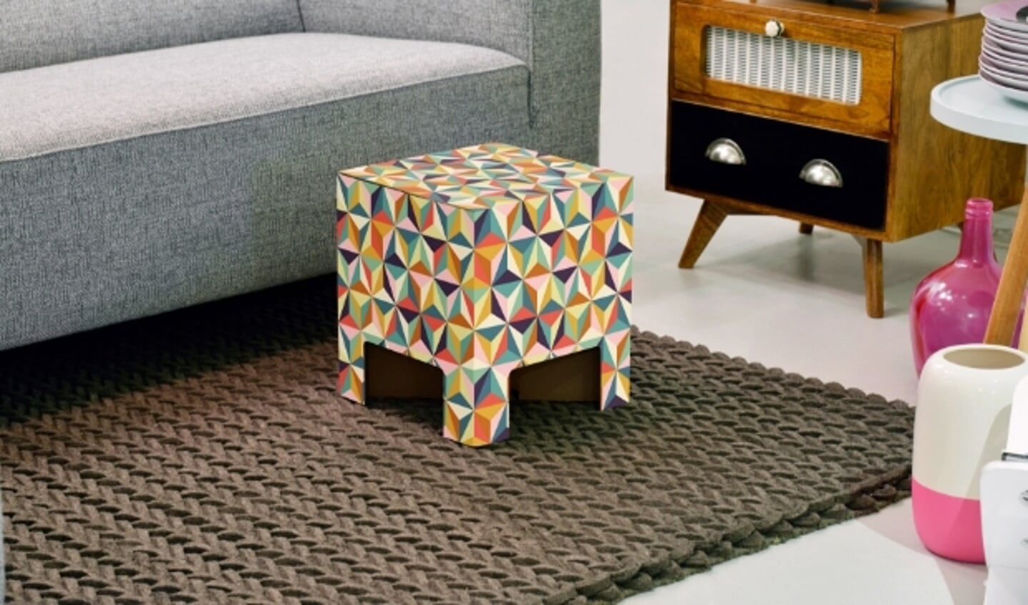 Of je de Dutch Design Chair nu gebruikt als nachtkastje, bijzettafel of kruk, met de frisse prints is het in elke ruimte een blikvanger.