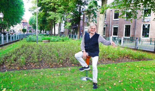 <p>Co van Dijk op de plek waar de muziektent volgens hem moet komen te staan. "Het wordt een muzikale verrijking voor Hoorn, daar ben ik van overtuigd."</p>