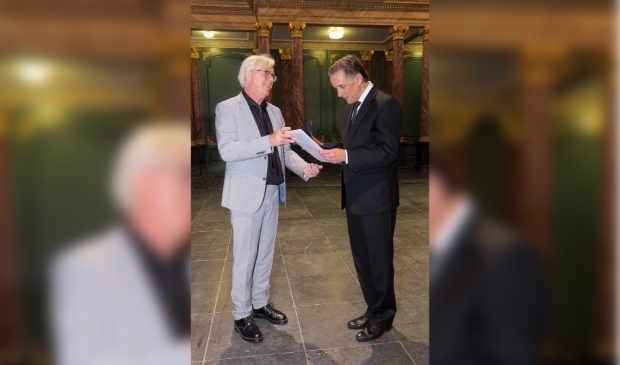 <p>De overhandiging van de stadspenning. </p>