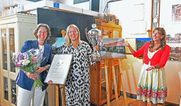 <p>Van links naar rechts Marije de Ridder, adjunct-directeur, Yvonne Woestenburg, directeur, en wethouder Marja Ruigrok.</p>