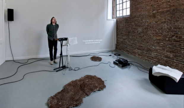 <p>Bert Scholten tijdens een van z'n performances.</p>