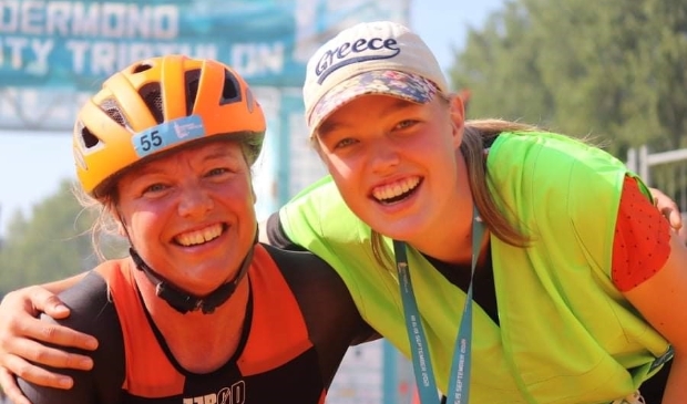 De stralende Nederlands kampioene Margret met haar dochter Bridt, die voor de gelegenheid haar 'handler' was.