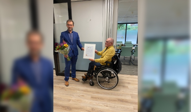 <p>Wethouder Niels Bonenkamp onderstreepte de inbreng van Jaap Dral. Een van de zalen wordt naar hem vernoemd.</p>