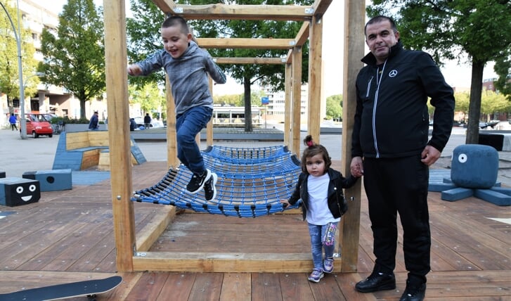 Dagistan en Aysel (hier op de foto met vader Ahmet) spelen elke dag op Bleiland.