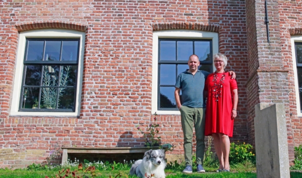 <p>René Smit en Gerda Blom runnen Theaterkerk Hemels in Twisk.</p>