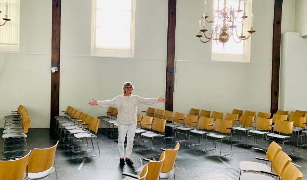 <p>Angelie Graumans van De Witte Duif in de Dorpskerk, de plek voor het muziektheater. Graumans: "En hier komt dan het publiek te zitten." </p>