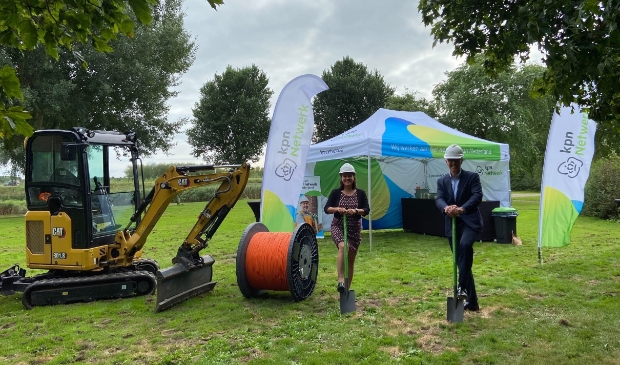 <p pstyle="PLAT">Wethouder Eveline Tijmstra en Willem Offerhaus van KPN steken symbolisch de eerste schop in de grond.</p><p pstyle="PLAT"><br></p>