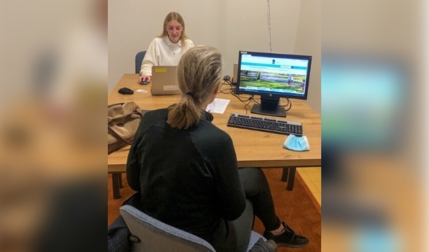 <p>Een klant komt informatie halen.</p>