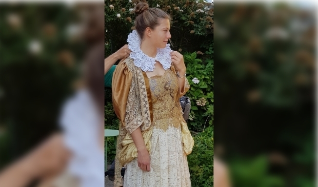 <p>De koningin (Laetitia Sprij) past haar kostuum, gemaakt door Thea van Loon. </p>