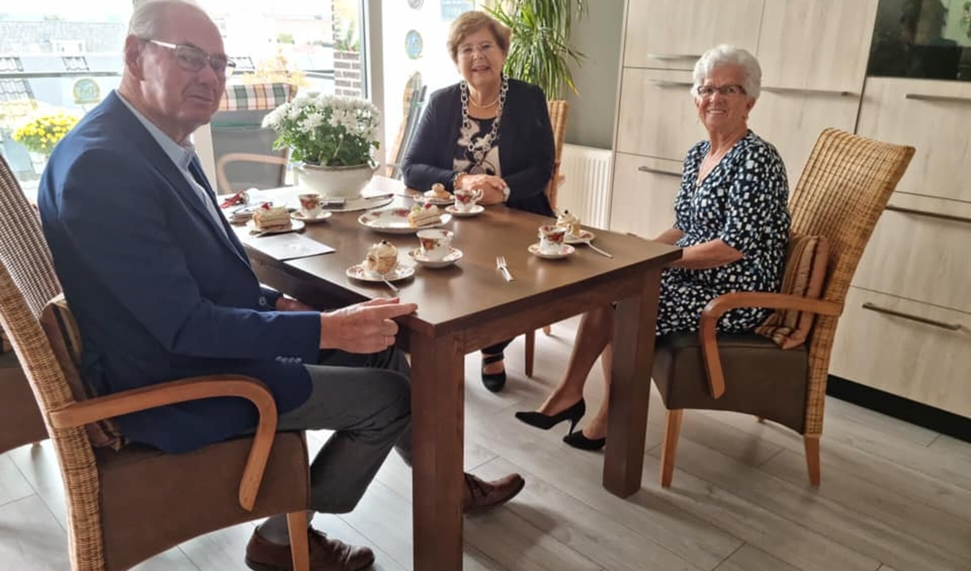 Het echtpaar Zandvliet kreeg bezoek van de burgemeester vanwege het 60-jarig huwelijk.