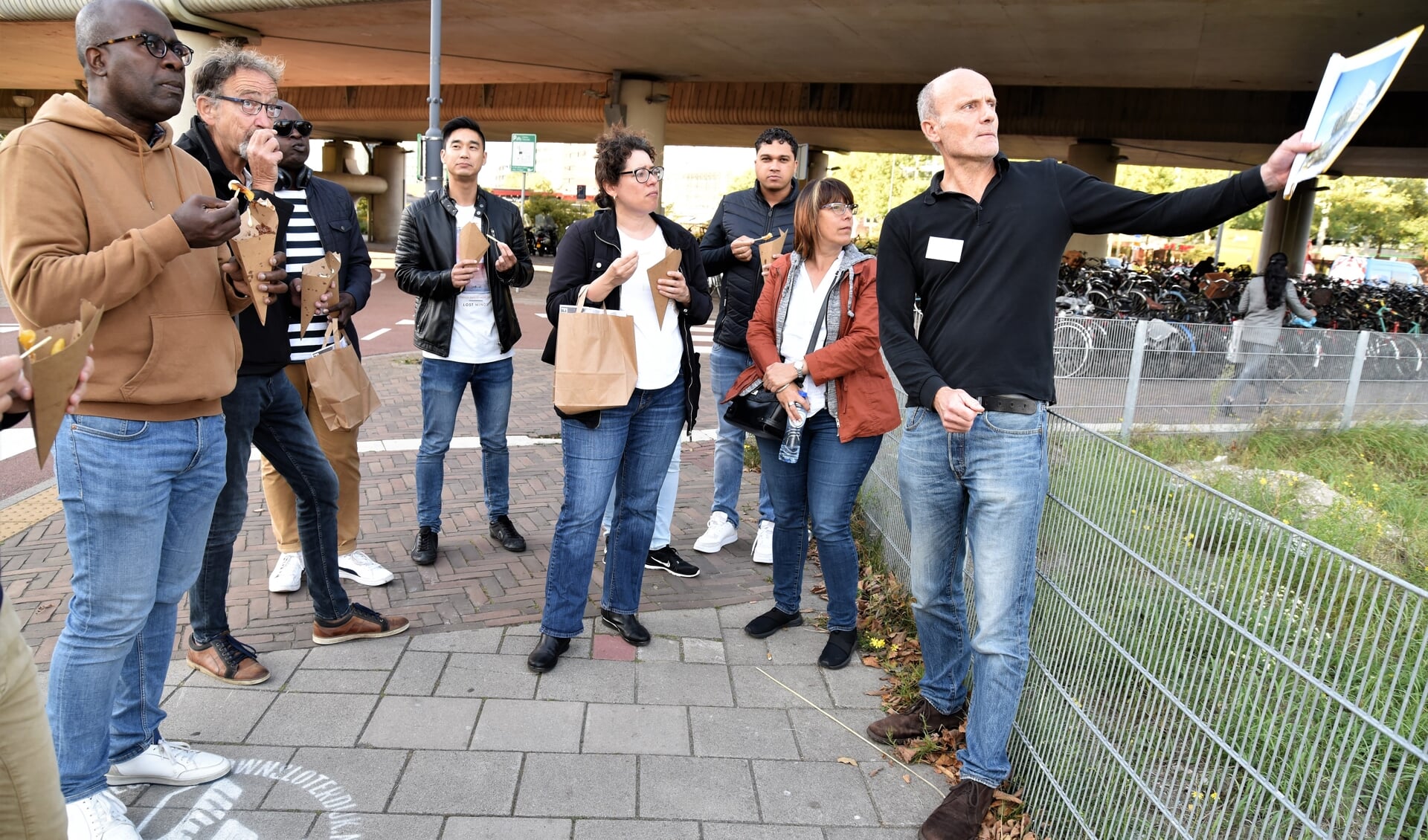 Landschapsarchitect Joram Schaap leidt rond door Sloterdijk-Centrum.