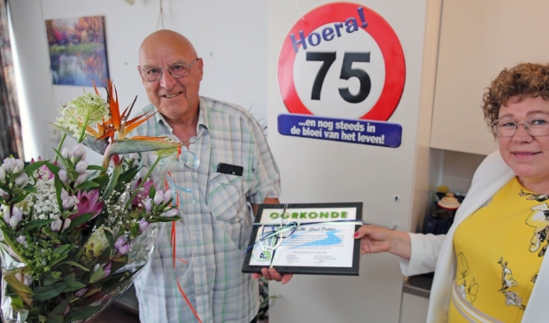 <p>Op zijn 75e verjaardag kreeg Jan Dekker een wel heel bijzonder cadeau van wethouder Annette Groot.</p>