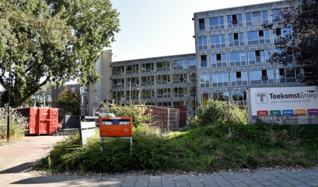 <p>In de plint van dit te renoveren De Drie Hoven-gebouw is een OBA-punt gepland.</p>