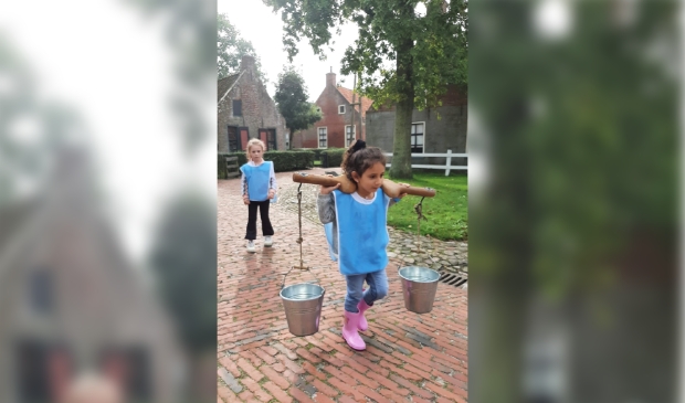 Oud-Hollandse spelletjes doen bij Zuiderzeemuseum Enkhuizen.