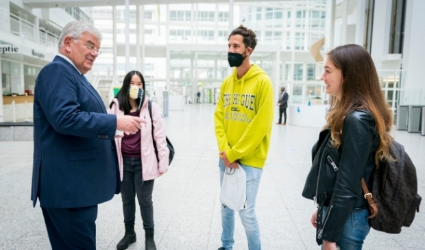 <p>Burgemeester Jan van Zanen nam een kijkje bij de speciale inschrijfdag voor internationale studenten en sprak een aantal van hen.</p>