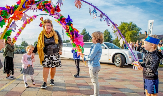 <p>Door een haag van kinderen met zelf versierde bogen liep Mies naar het podium toe.</p>