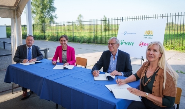 <p>De overeenkomst wordt getekend door v.l.n.r. Frank Kuppenveld, Manja Thiry, Frank Lentz, Liesbeth van Tongeren </p>