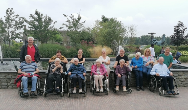 <p>De ouderen gaan op stap naar Hoenderdaell.</p>