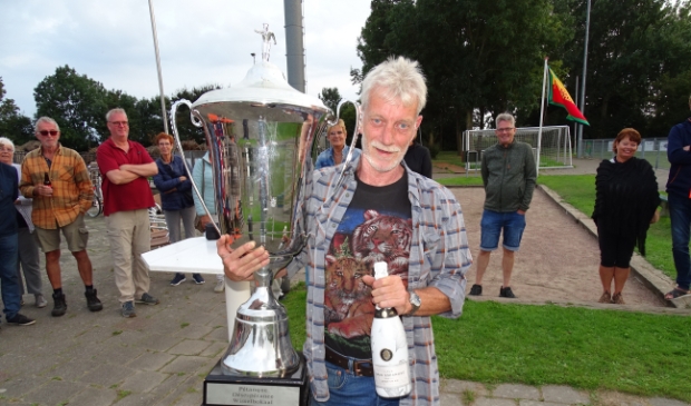 <p>Klaas Peereboom neemt 'beker met de grote oren' in ontvangst.</p>