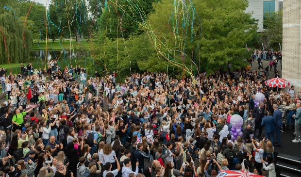 <p>Het jubileumjaar van het Jan van Egmond Lyceum werd feestelijk geopend.</p>