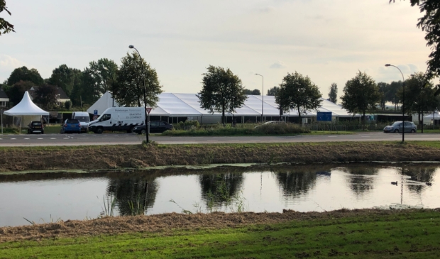 <p>De feesttent is bijna klaar om in gebruik te nemen. </p>